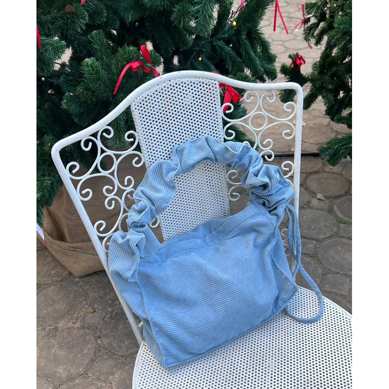 ส่งต่อ มือ2 afuafu_official กระเป๋าทรงเกี็ยวสีฟ้า