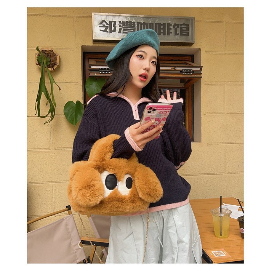 กระเป๋าCrossbody ขนฟูนิ่ม แต่งสายโซ่ กระเป๋าถือลายการ์ตูนสุนัข [ พร้อมส้ง }