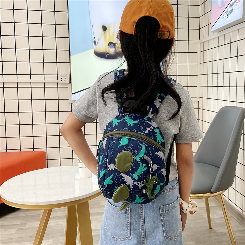 กระเป๋านักเรียนอนุบาล กระเป๋าเป้เด็ก การ์ตูนไดโนเสาร์น้อย ป้องกันการสูญหาย 24*21*11CM - รูปที่ 5