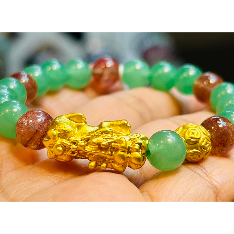 y285กำไลหินนำโชคหยกอะเวนเจอรีน+สตอเบอรี่ควอส  ขนาด 8 มิล+ปี่เซียะ+ลูกบอลทองเหลืองชุบทอง