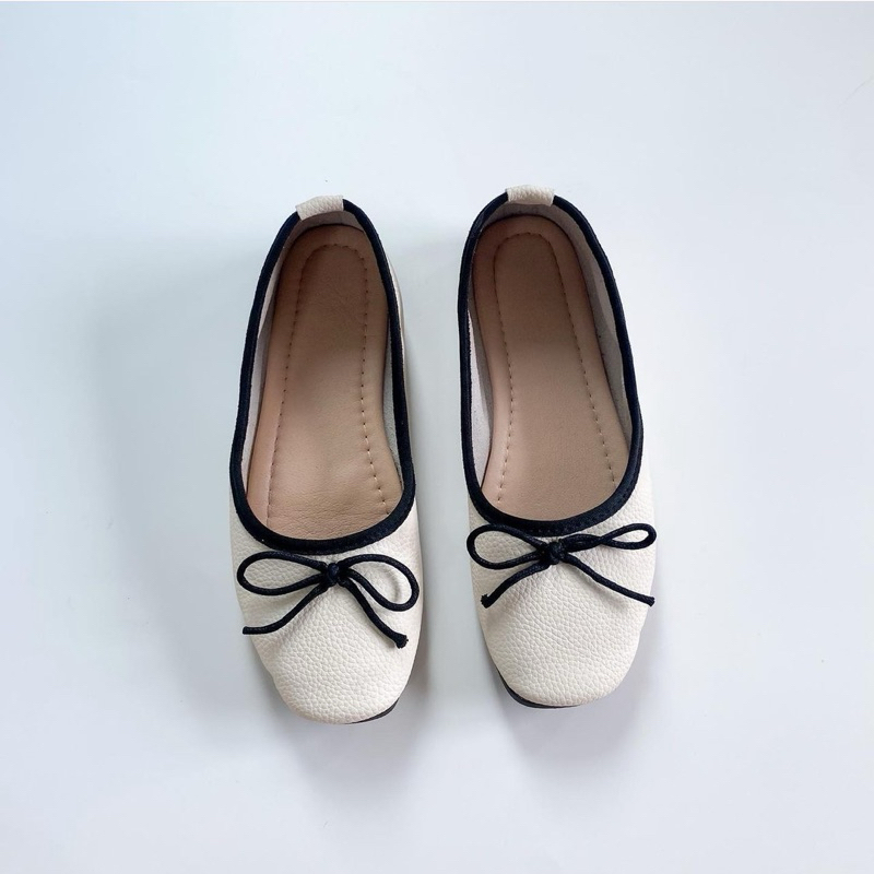 ส่งต่อรองเท้าคัชชู สีขาวครีม ตัดขอบดำ size 38 (24 cm.)
