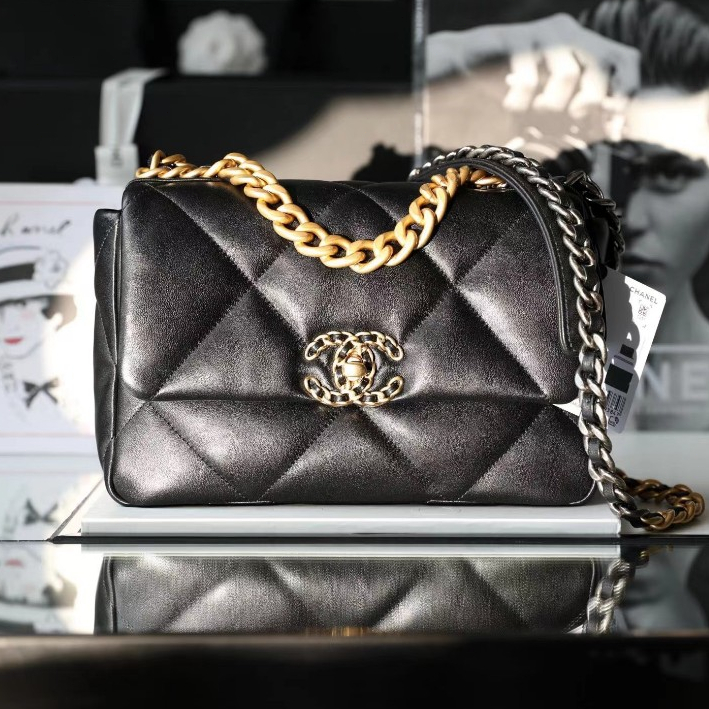 แบรนด์ใหม่และเป็นของแท้/ชาแนล CHANEL Lambskin 19 Small Chain Bag สุภาพสตรี กระเป๋าสะพายไหล่