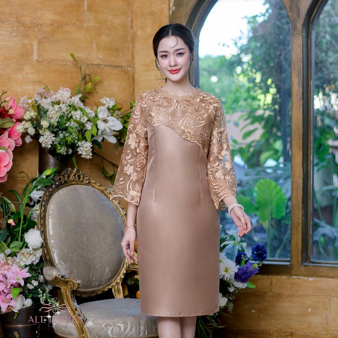 All Ladies เดรสผ้าไหมลูกไม้แขนกระดิ่งยาว ดีไซน์สวยหรู รุ่นนี้เก๋และหวานมากๆคะ ดีไซน์ลูกไม้เย็บเฉียงสไบเก๋ๆ