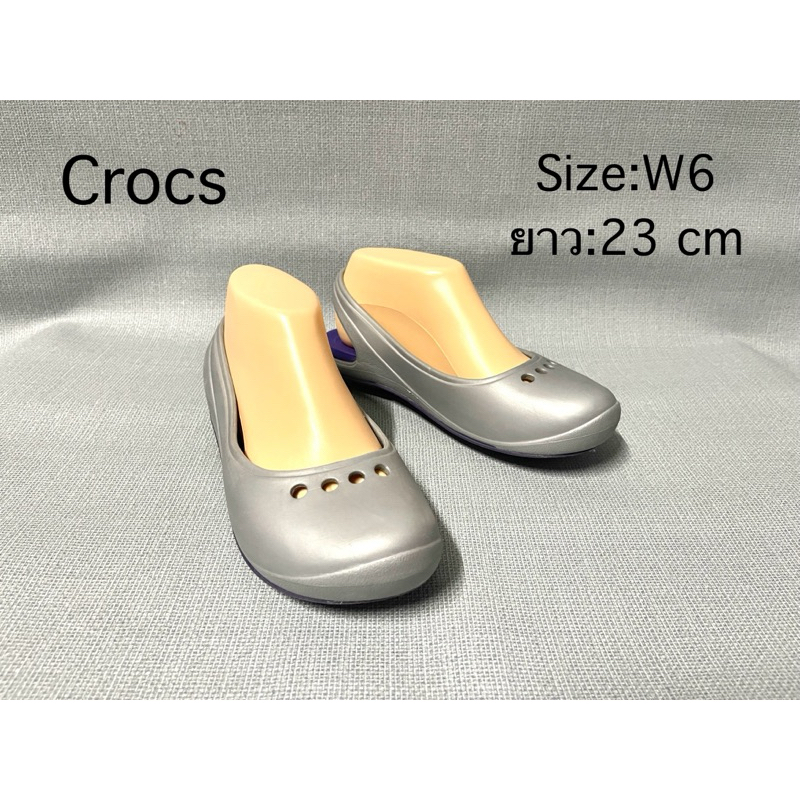 Crocs คร็อคส์ รองเท้ารัดส้น สีเงินเมทัลลิค พื้นรองเท้าสีน้ำเงิน  รองเท้าเพื่อสุขภาพ มือสองของแท้ สภาพดีมาก