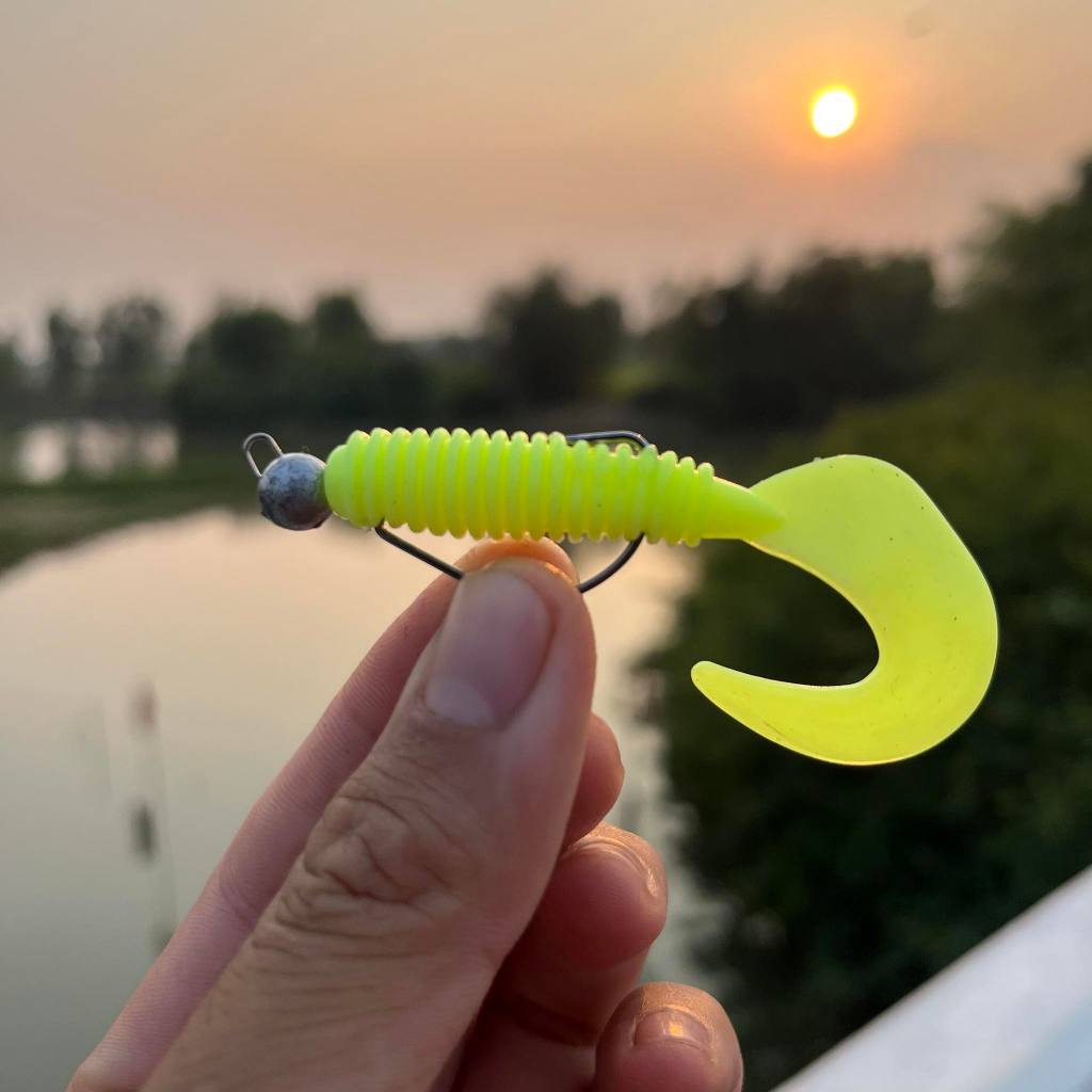 ชุดพร้อมตกหัวจิ๊กเบ็ดหนอน หนอนยางหางพริ้ว ขนาด 7 ซม. น้ำหนัก 5.5 กรัม 1 แพ็ค 2 ตัว เกี่ยวหัวจิ๊กเรียบร้อยพร้อมตกได้เลย - รูปที่ 2