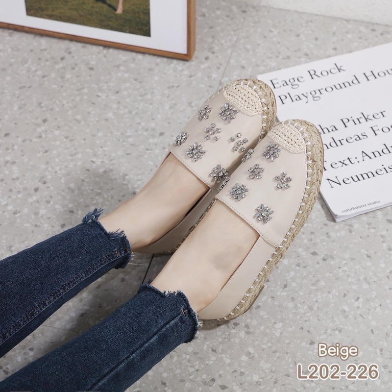 ขนาดใหญ่/เท้าปกติลด1size(เท้าอวบบานสั่งตรงไซส์)/ รองเท้าหุ้มส้นหนังpuแต่งอะไหล่เพร เสริมพื้น1 นิ้ว มีกล่อง l202-226
