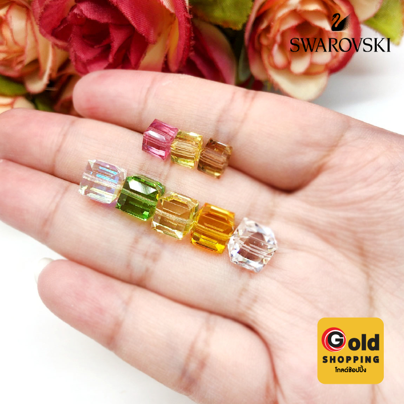 คริสตัลสวารอฟสกี้ สี่เหลี่ยมจตุรัส (5601) รูตรงกลาง ขนาด 6 มิล 1 แพคบรรจุ 5 ชิ้น ,8 มิล 1 แพคบรรจุ 2 ชิ้น คริสตัลแท้