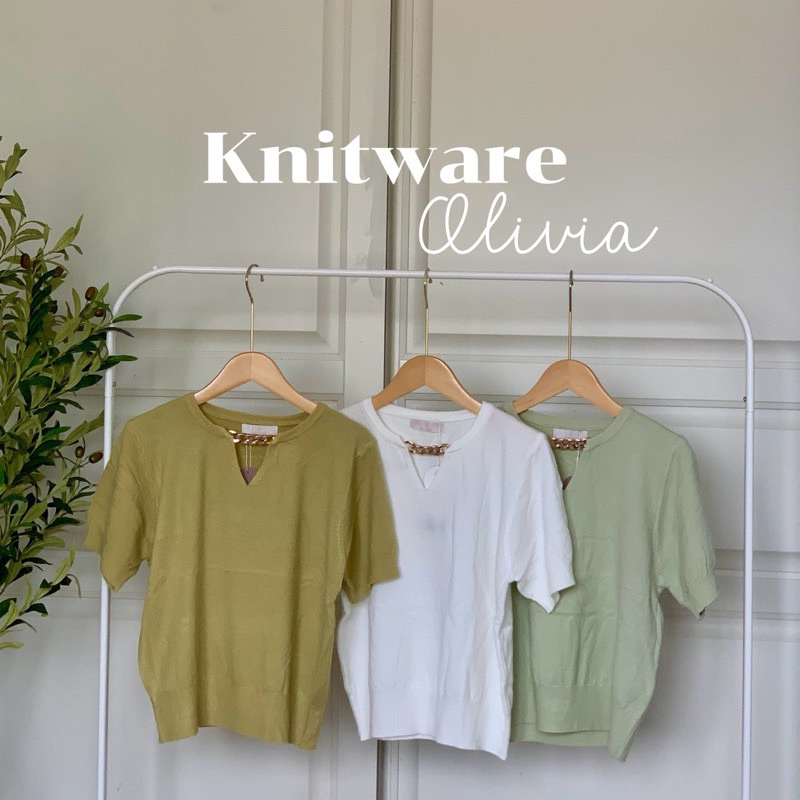 เสื้อไหมพรม ทรงจั้มเอว สามารถใส่ปล่อย หรือทับในก้ออยู่ทรงสวย ทรงแต่งดีเทลโซ่สีทอง เพิ่มความหรูหรา เพิ่มความเก๋