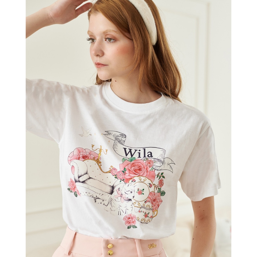 Wila-Elena T-shirt เสื้อยืดทรงตรงคอกลมสีขาว offwhite สกรีนลายดอกกุหลาบ น้องแมว เฟอร์นิเจอร์ถ้วยชา Afternoon Tea ด้านหน้า