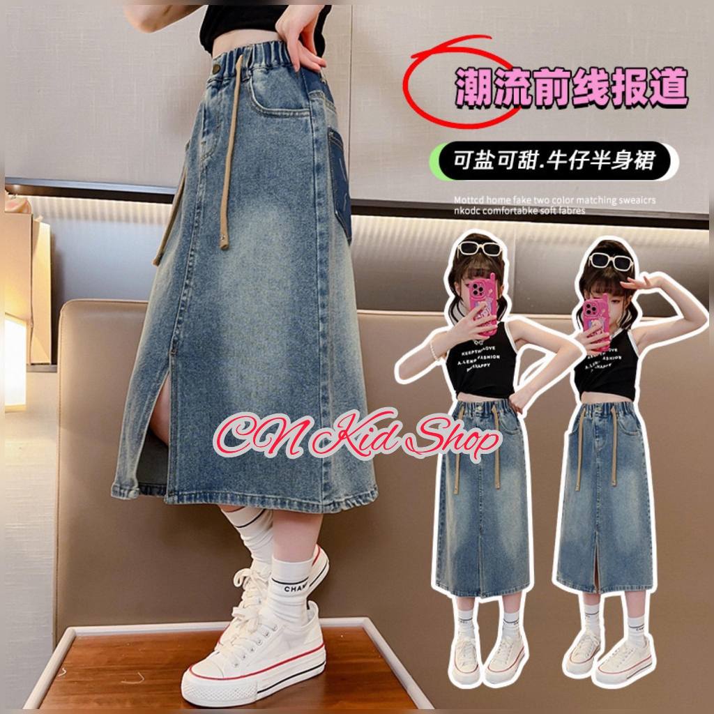 (พร้อมส่ง) กระโปรงยีนส์ทรงเอ แต่งกระเป๋าด้านข้าง อินเทรนเกาหลี ปี 2524