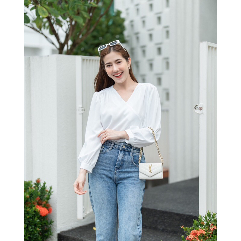 เสื้อสตรีทำงาน ดีไซน์เสื้อคอวีแต่งจีบไหล่เบาๆ แขนยาว ปลายแขนพองนิดๆ #L154SHOP_W003 - รูปที่ 2