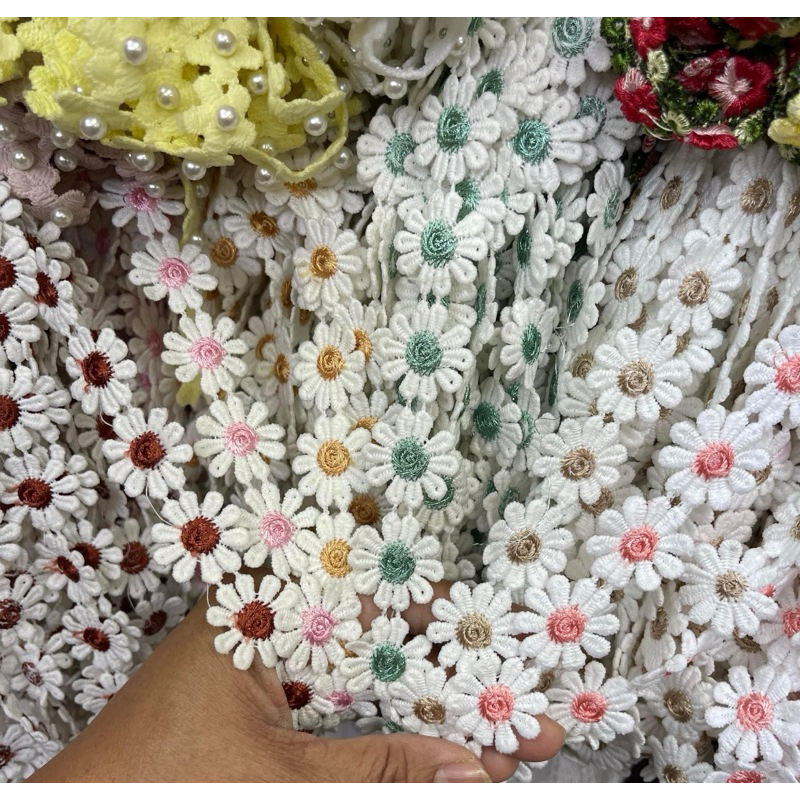 ลูกไม้ลายดอกไม้ตกแต่งเสื้อผ้า(เส้นละ30ดอก)2.5cm