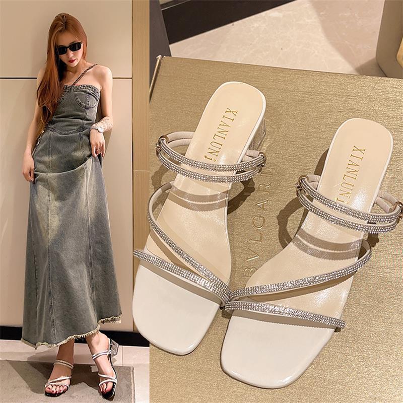 รองเท้าส้นสูงของผู้หญิงทันสมัย รองเท้าแตะส้นอ้วน ตกแต่งไรน์สโตน มี 3 สีให้เลือก