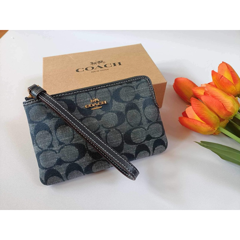 คล้องมือ 1 zip S Signature Chambray ขนาด 6 1/4" (L) x 4" (H) x 1/2" (W) Style No. CH371