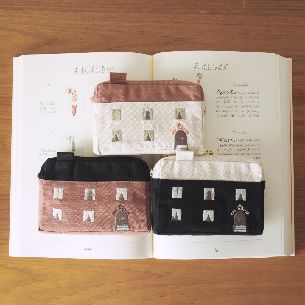 cat house phone pouch / กระเป๋าใส่มือถือและของใช้ ทรงบ้าน ปักลาย ‘the cat house’