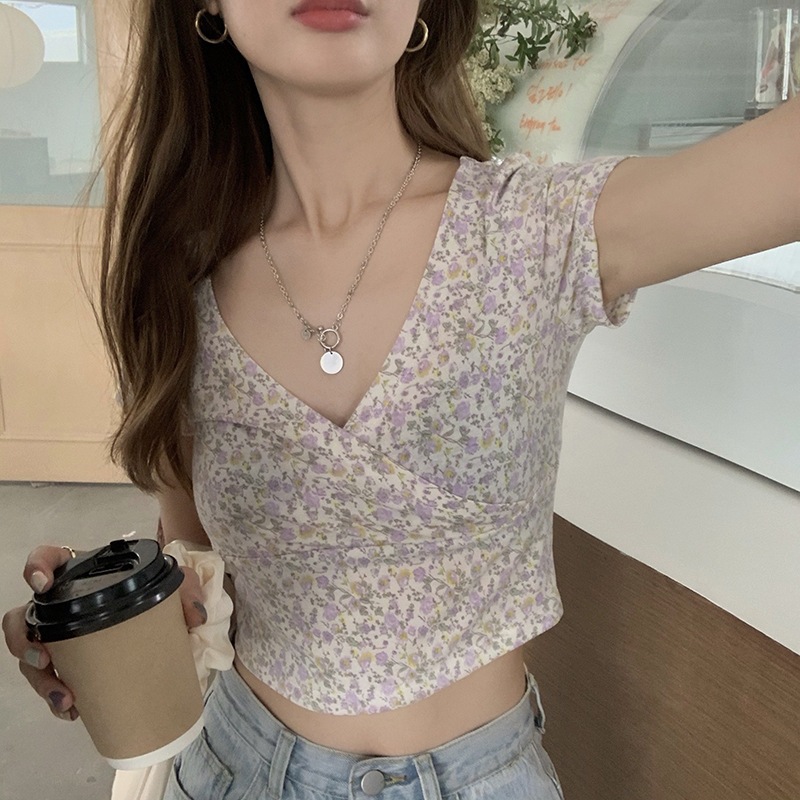 Lisa🌈พร้อมส่ง🦄เสื้อยืด  เสื้อยืดแขนสั้นคอวีลายดอกไม้สไตล์สาว Spice girl ท็อปสั้นสุดเซ็กซี่