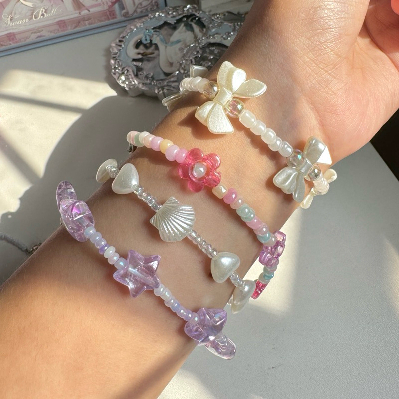 [พร้อมส่ง]🎀กำไลลูกปัด ผีเสื้อ ดอกไม้ โบว์ โทนหวานๆน่ารัก คละสีคละแบบ 🎀มีแพ็คเกจทุกอัน💖 - รูปที่ 3