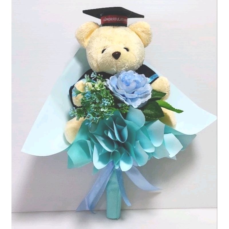 Floretช่อดอกไม้รับปริญา ตุ๊กตารับปริญญา   ช่อตุ๊กตาหมีรับปริญญา ช่อดอกไม้ ขนาด กว้าง 28 ซม. สูง 37 ซม.(กุหลาบเรนันสีฟ้า)