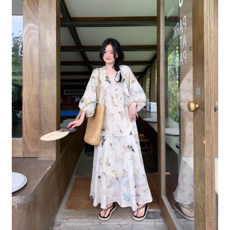 [8543] เดรสสีครีมลายผีเสื้อ