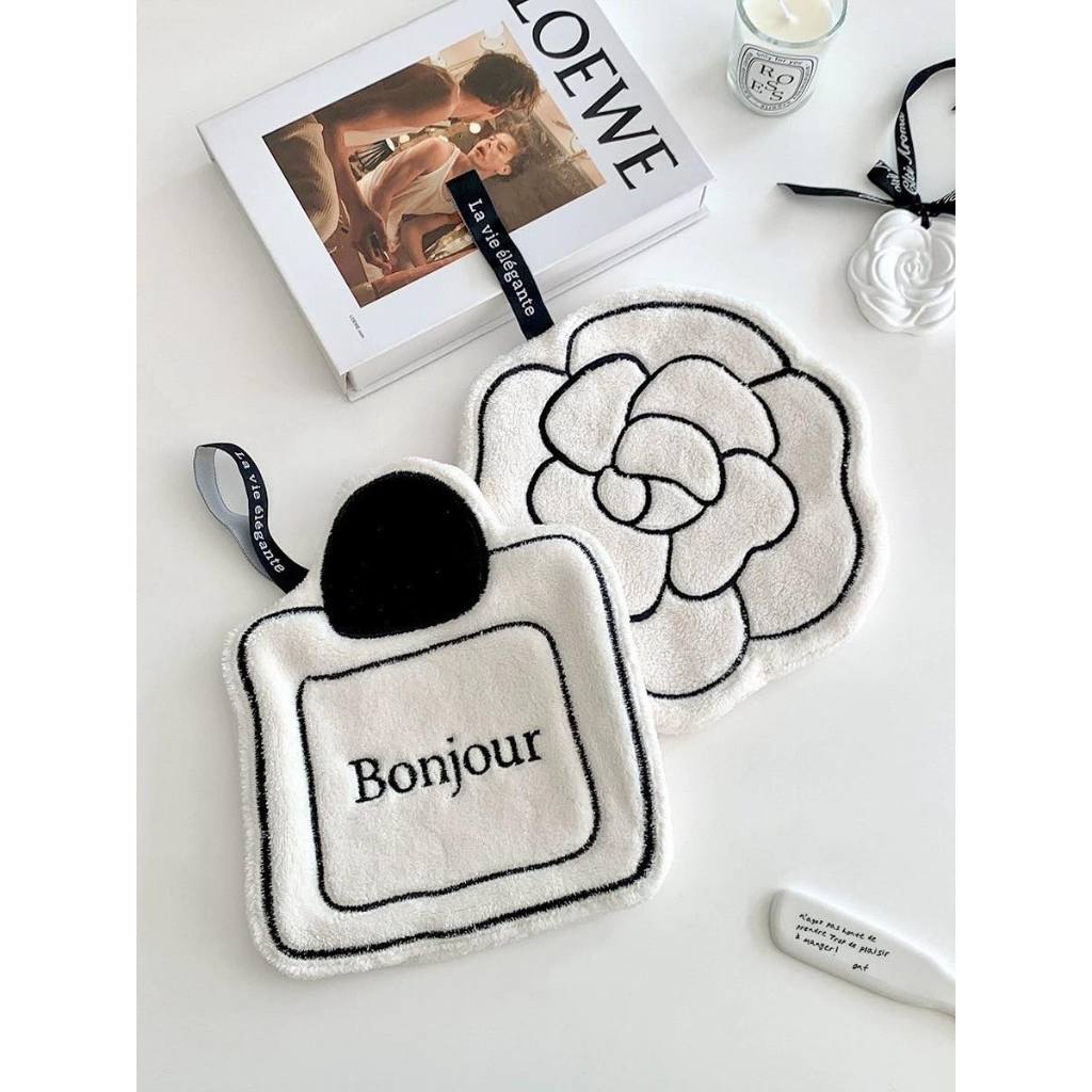 พร้อมส่ง ผ้าเช็ดมือ 𝑭𝒓𝒂𝒏𝒄𝒆 เป็นผ้าเช็ดมือที่น่ารักมากกกกก คุมโทนสุดๆค่า มาในโทนสีขาวคลีนๆ