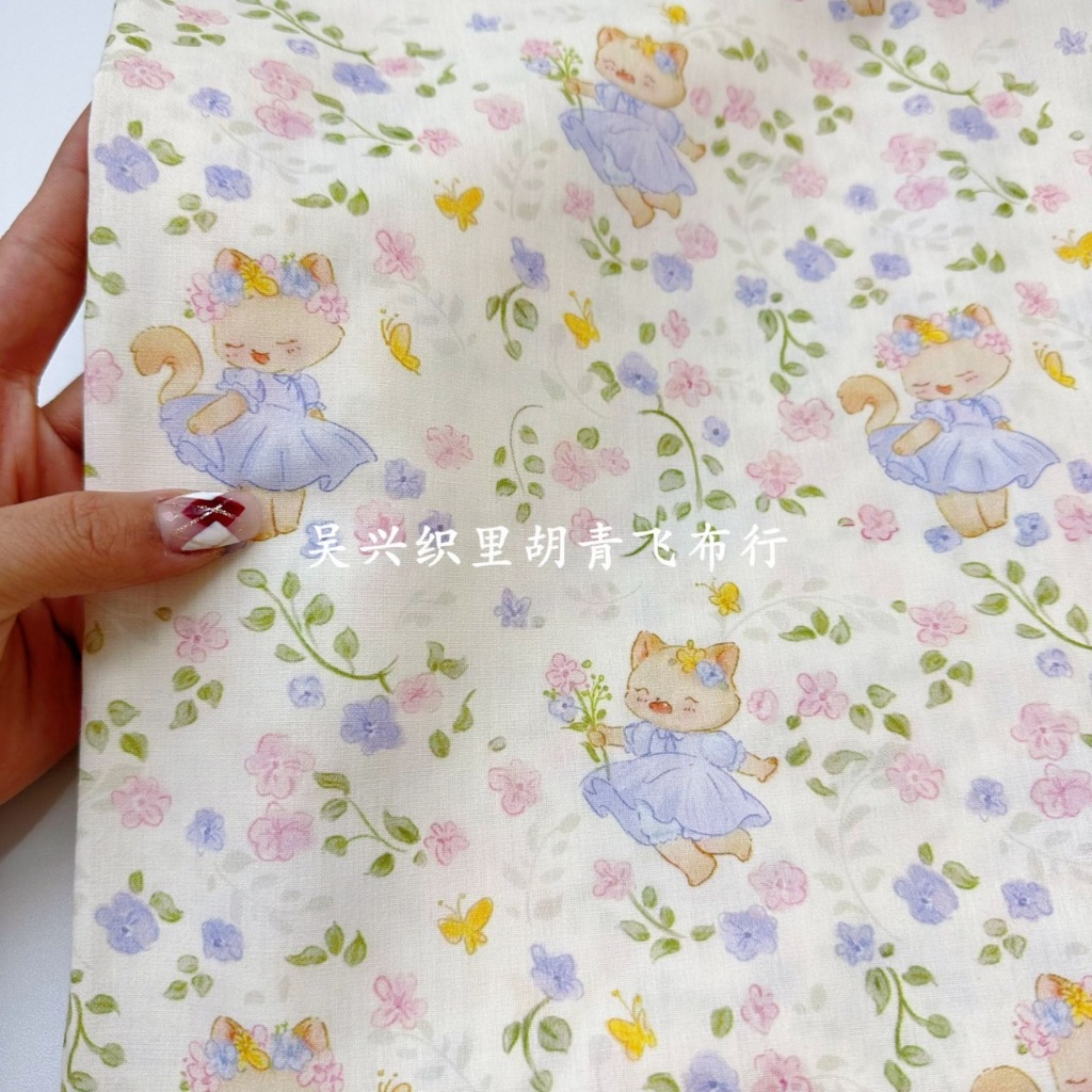 ผ้าคอตตอน 100% cotton poplin  ตัดขายเป็นเมตร หน้ากว้าง 145 เซนติเมตร พิมพ์ลายแมวในสวนดอกไม้