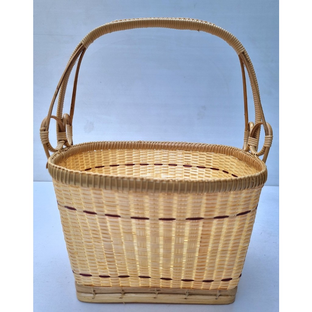 ตะกร้ามีหูหิ้ว ยาว 22 ซม. สูง 14 ซม. สานด้วยไม้ไผ่ งาน Handmade จากภูมิปัญญาชาวบ้าน สำหรับใส่สิ่งของ