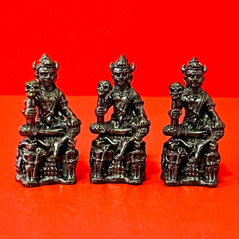 ปู่พญายมราช คือ เทวดาผู้ทรงธรรม ผู้ที่มีเมตตามากและมักประทานพรแก่ผู้ที่กราบไหว้บูชา