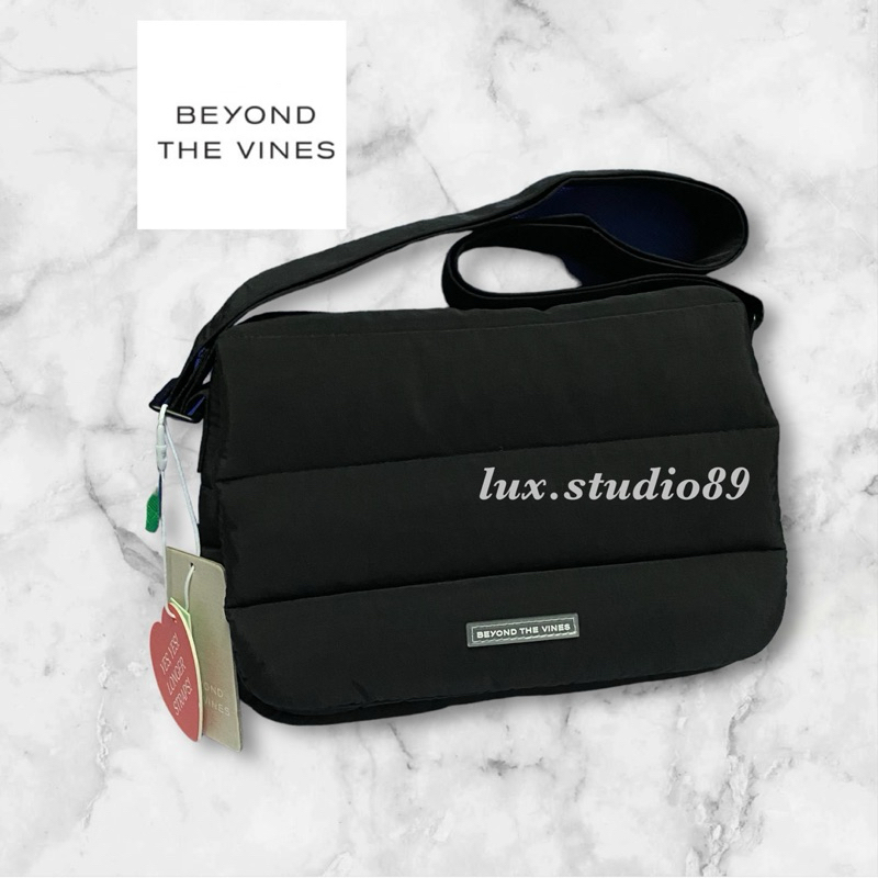 (พร้อมส่ง) Beyond The Vines Poofy Bag