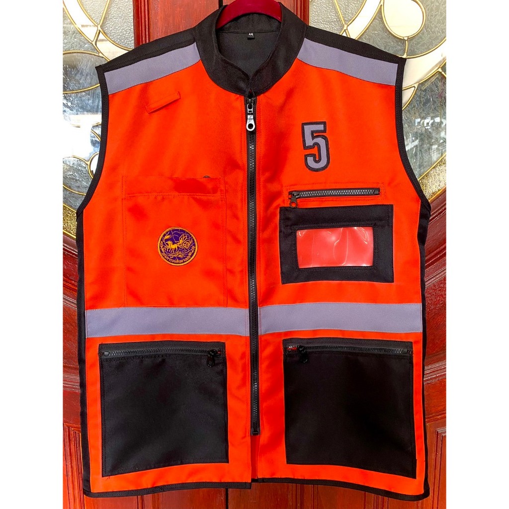 ตี๋รังสิต เสื้อวิน คอจีน / คอปก บ่าด้านหน้าสีส้มเต็ม 2 ข้าง แขนกุด เนื้อผ้าลีวาย พร้อมปักชื่อวินและเบอร์ ชื่อวินและเบอร์