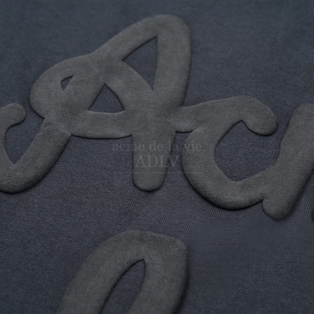 ADLV [acme de la vie] เสื้อยืด Oversize รุ่น Embossing Script Logo Short Sleeve T-Shirt Grey