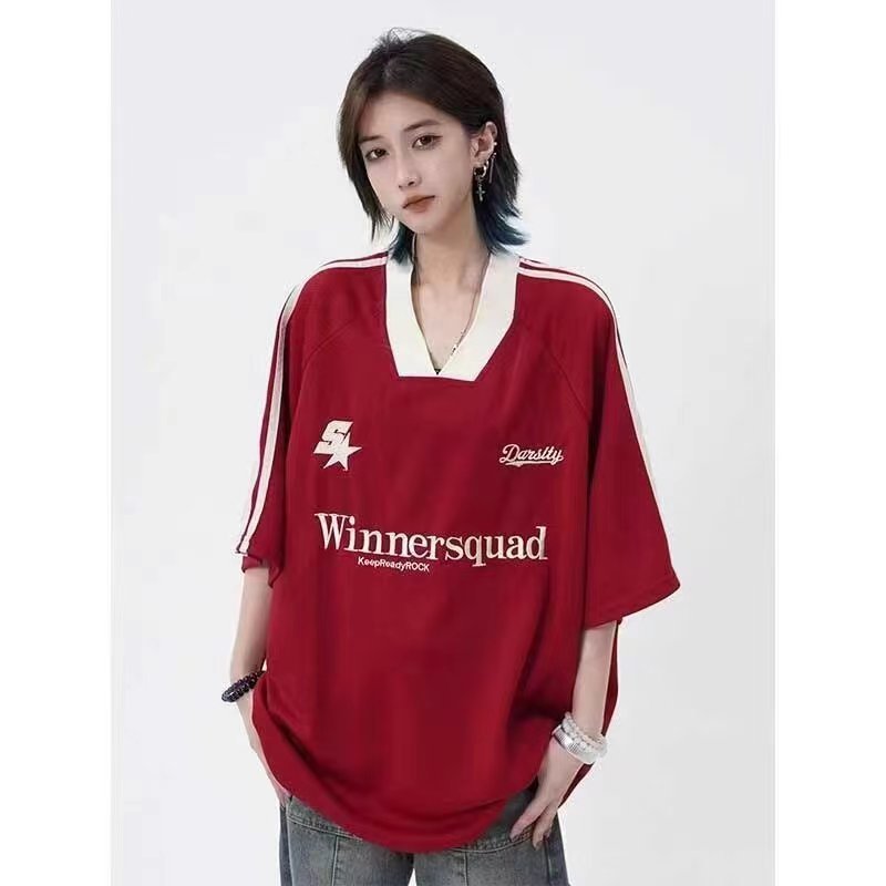 BBQเย็บปักถักร้อย เสื้อยืดแขนสั้นคอวีสไตล์ High Street สไตล์อเมริกัน เสื้อคู่ลำลองทรงหลวมพิมพ์ลายย้อนยุค