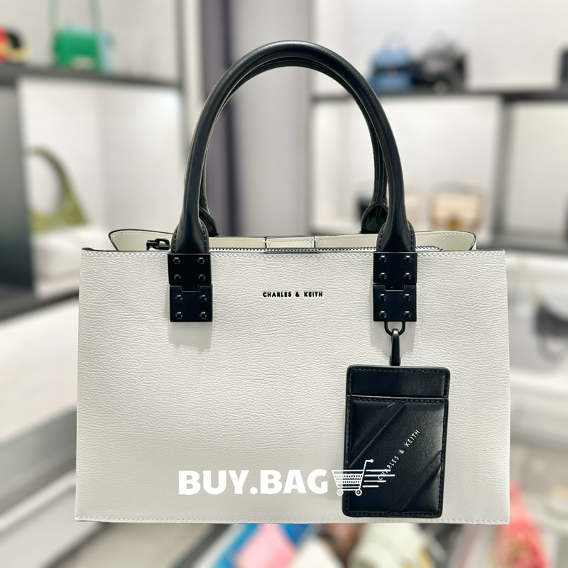 CHARLES & KEITH ( ใช้โค้ดลด30% ร้านโค้ดคุ้ม ) CK2-50671160 กระเป๋าถือ มีสายสะพายยาว