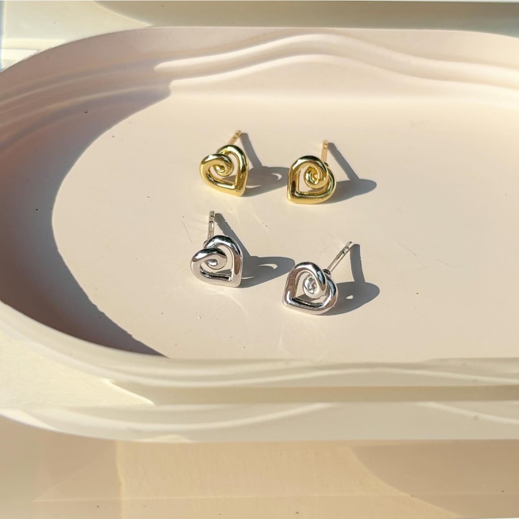 play.palette - PLAY Twirly heart stud ราคาต่อคู่