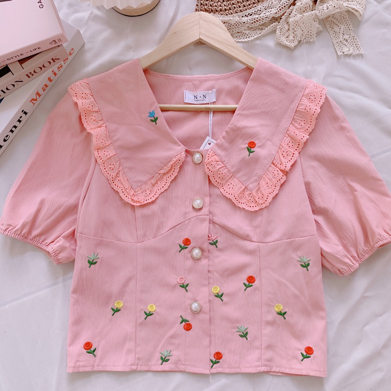 มาใหม่ พร้อมส่ง เสื้อคอบัวปักดอกไม้น่ารักๆ