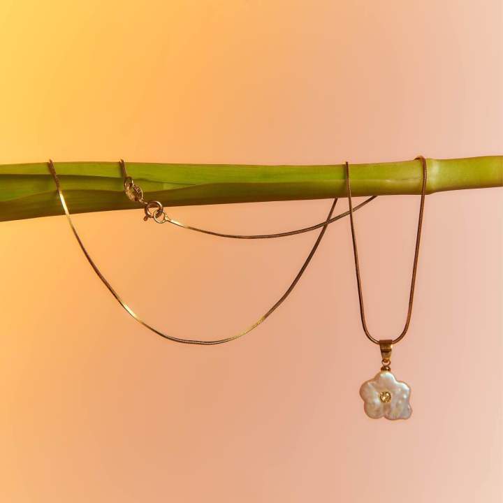 Mad Creation Club - Enchanted Flower Pearl Necklace สร้อยมุกน้ำจืดทรงดอกไม้ เพชร CZ เงินแท้925 ชุบทอง18