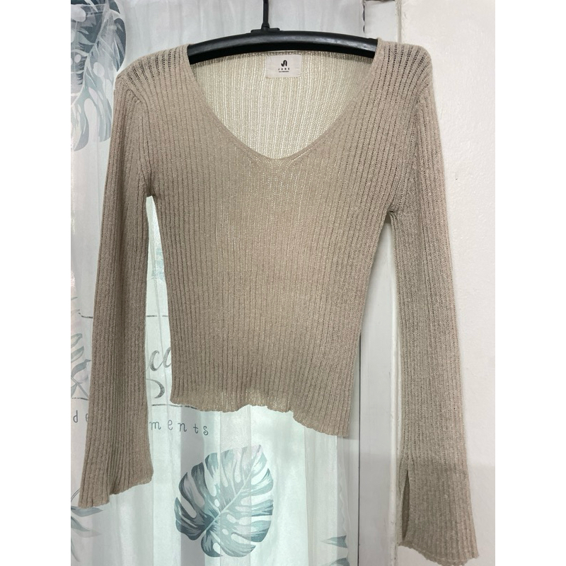 เสื้อลายถักแขนยาว มือสอง # JUNE สีครีม อก 36-38“ ยาว 19”