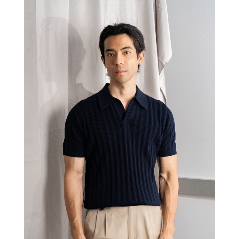 [ส่วนลด25% ELHAEA66] MadetoMature Stripe Textured Knitted Skipper Polo - Navy เสื้อโปโลลายทางปก สีกรม