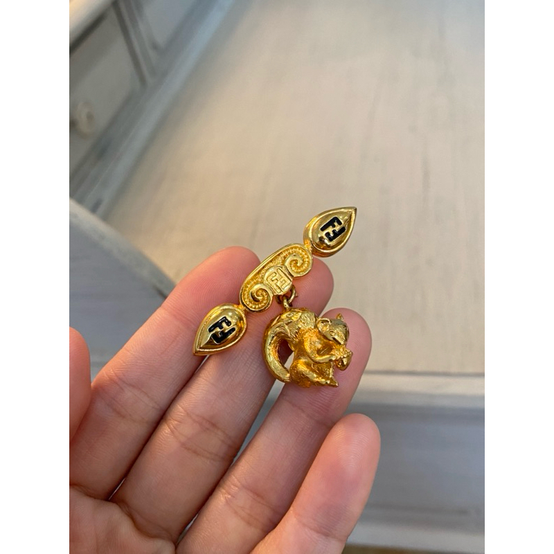 Fendi Iconic Gold Logo Squirrel Charm Vintage Brooch llท้💯 หายากมากค่ะ น่าสะสม สภาพสวยวิ้ง รับประกัน