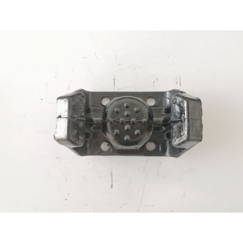 ยางรองแท่นเก๋งฮีโน่FB, FC, KM777(52203-1360)