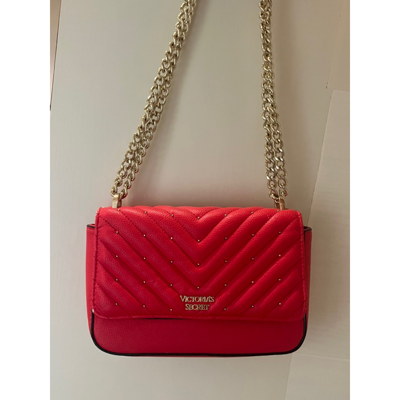ส่งต่อ!!Victoria's Secret Pebbled V-Quilt Shoulder Bagสีแดง