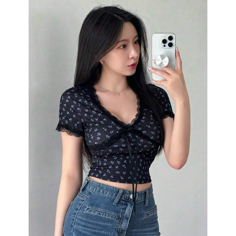 EZshop เสื้อยืดคอวี แต่งลูกไม้ ลายดอกเล็กๆ