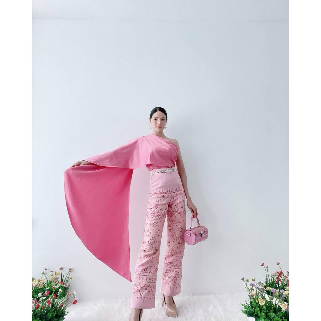 เซท 2 ชิ้น เสื้อไหล่เดียวแต่งระบายชายป้ายจากด้านหน้าไปด้านหลังพริ้วเสื้อเป็นผ้าไหมเทียม แมทซ์กับกางเกงขายาวผ้าทอแพรววา