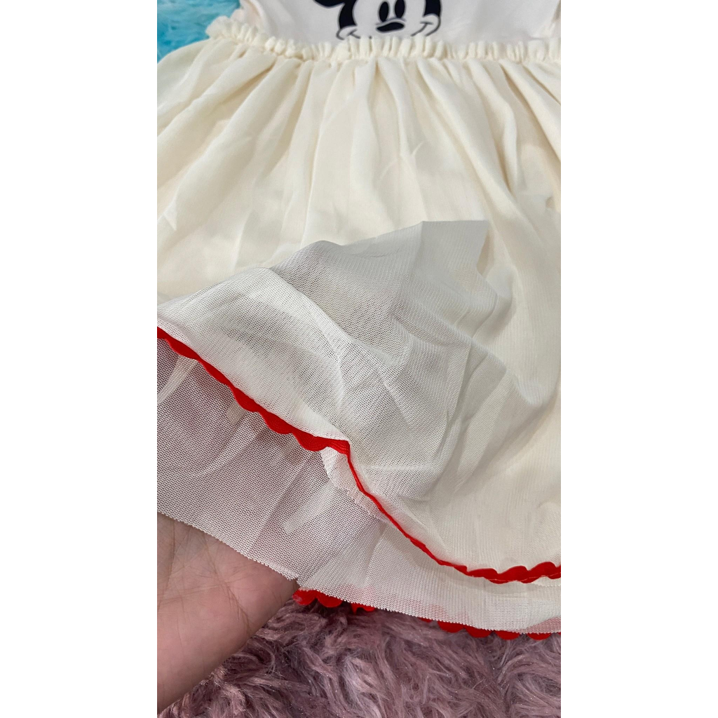 พร้อมส่ง ชุดเดรสมิกกี้ งานสวยๆเลยจ้า ตัวเสื้อผ้าไหมนม นิ่มใส่สบาย กระโปรงผ้าตาข่าย 3 ชั้น แต่งขอบ - รูปที่ 4