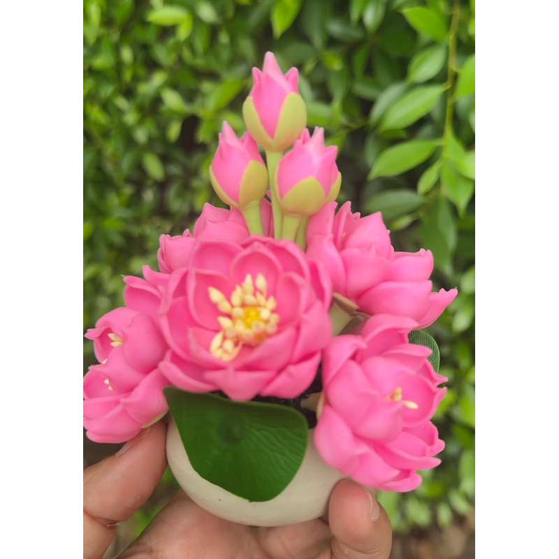 ดอกบัวดินปั้น 10 ดอก พร้อมกระถาง ดอกบัวบูชาพระ ดอกไม้ประดิษฐ์สูง 4.5 -5 นิ้ว