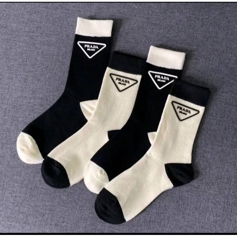 PD Cotton Logo Socks ถุงเท้าปราด้า ผ้าคอตต้อน ประดับโลโก้ ปราด้า งานสวย มี 2 สี ขาว ดำ พร้อมส่งในไทย ราคา คู่ละ 159฿