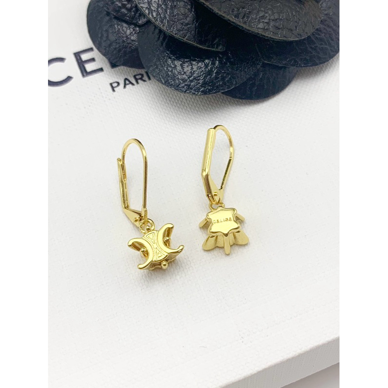 ต่างหู Ce    line สีทอง  เกรดใส่สลับ  รุ่นนี้น่ารัก ใส่ง่าย สวย ทองหนาเป๊ะ (ต20)