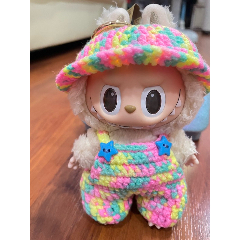 ชุดลาบูบู้ไหมพรมถักสีรุ้ง เอี๊ยมสีรุ้งพร้อมหมวกสีรุ้ง กระดุมคละสี ทางร้านถักเองค่ะ