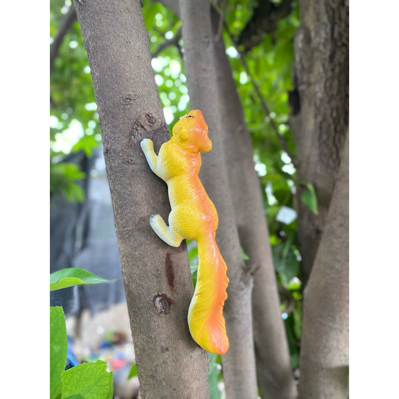 กระรอกเรซิ่นแขวน สีเหลือง 29cm*8cm (ไซร้เล็ก) จัดแต่งบ้านและสวน/คาเฟ่/ร้านกาแฟ