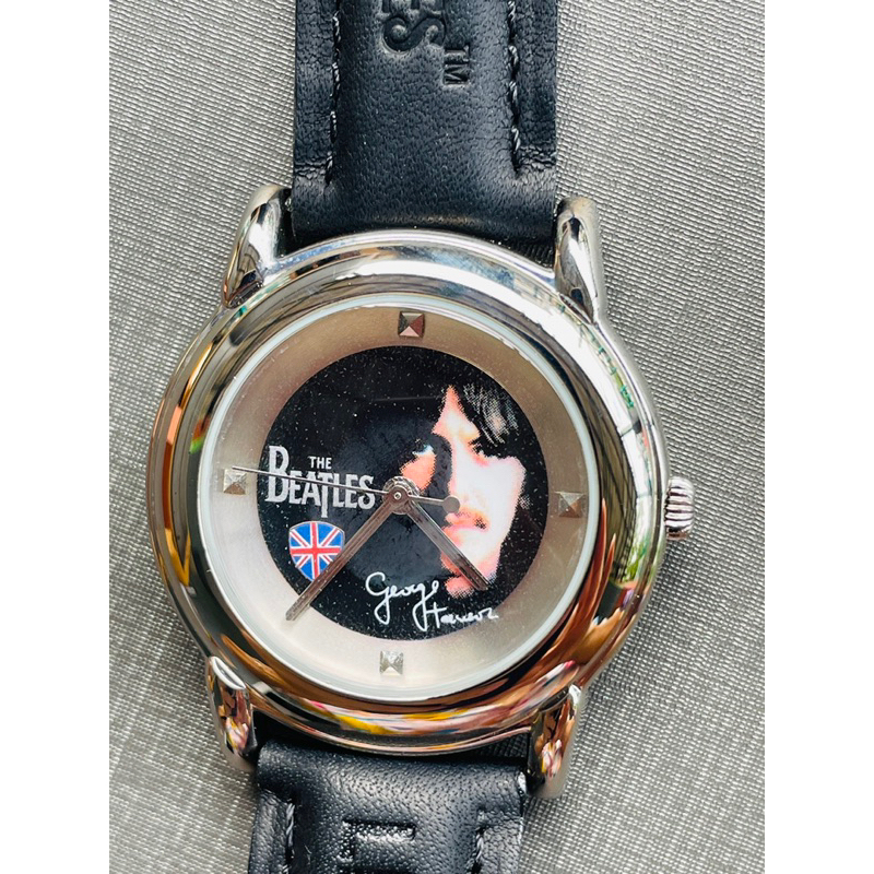 นาฬิกาที่ระลึกของใหม่เก่าเก็บThe Beatles guitar-shaped wooden case / Limited edition 3231/5000