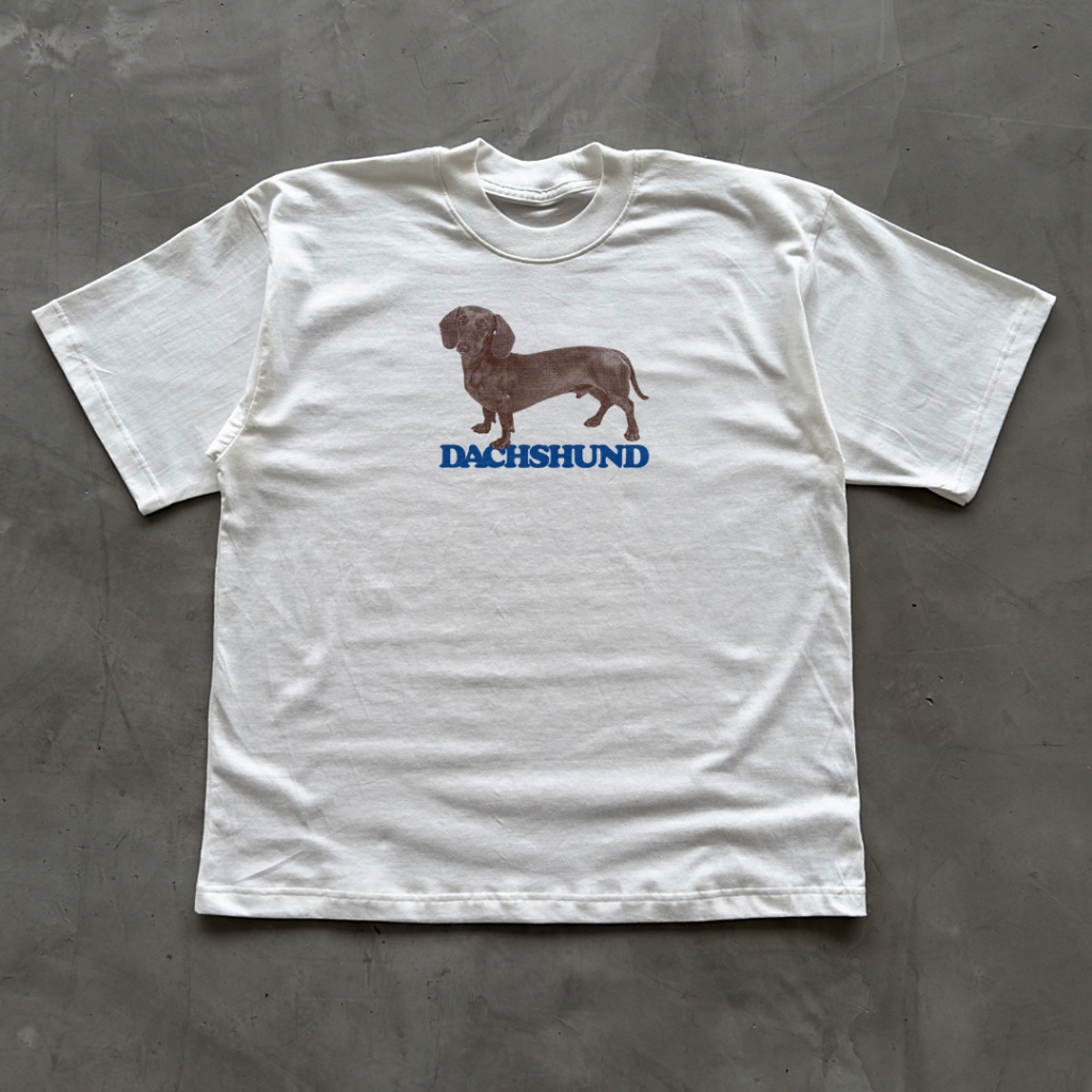 SHRED® - DASCHUND - WHITE TEE - COTTON100% - เสื้อยืดโอเวอร์ไซส์ลายหมาดัชชุน